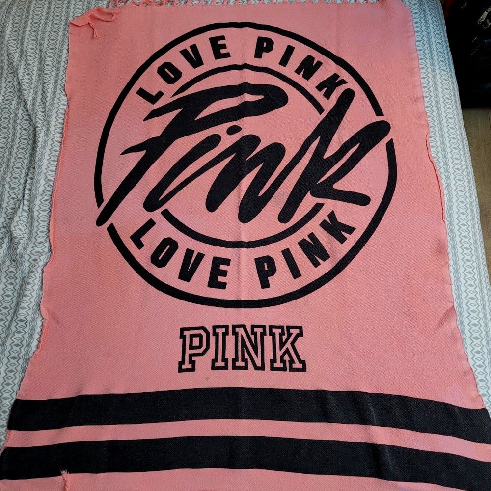 "Love Pink" blanket.